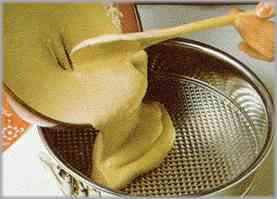Untar con mantequilla un molde y verter la pasta. Meterlo en el horno 25 minutos a 180 grados.