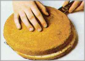 Cortar por la mitad en sentido longitudinal y preparar una crema pastelera.