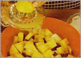Poner los tres frutos en un recipiente y añadir 50 gr. de azúcar junto con el zumo de limón. Remover y dejar reposar.