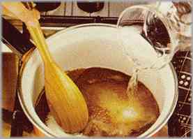 Para elaborar el sirope combinar una taza de café con 40 gramos de azúcar, un poco de agua y calor moderado.