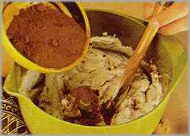 Preparar una mezcla de chocolate de fundir en virutas con la nata restante.
