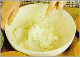 Poner 150 gramos de mantequilla blanda y removerla hasta conseguir una crema espumosa.