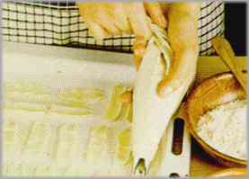 Apretar la manga y sacar laminillas. Calentar el horno a 250 grados y meter la parrilla tres minutos.