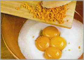 Batir 4 yemas de huevo con 175 gr. de azúcar y la piel rallada de una naranja.