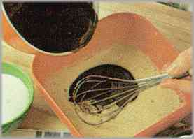 En otro recipiente batir una yema de huevo con dos cucharadas de azúcar e incorporar el chocolate con el café a la cacerola.