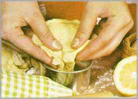 Untar de mantequilla los moldes individuales, poniendo un poco de pasta en cada uno de ellos. Meter en el horno durante veinte minutos.