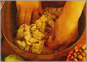 Preparar la masa con la harina, la mantequilla, el azúcar, un vasito de vino blanco, la piel de un limón rallada, una pizca de sal y las avellanas trituradas. Mezclar todo en un recipiente con las manos.