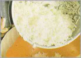 Calentar el arroz un par de minutos con agua y sal, escurrirlo y ponerlo bajo un chorro de agua fría.