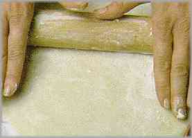 Extender la pasta con el rodillo y convertirla en una lámina fina.