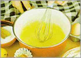 Para preparar la crema, calentar la leche y batir aparte las yemas con el azúcar restante.
