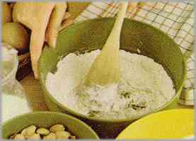 Mezclar 250 gramos de harina con las cinco claras formando una bola que deberá reposar dos horas.