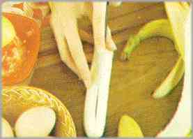 Añadir los plátanos regados con limón y la fruta en trocitos. Untar de mantequilla un molde y verter la mitad de la masa. Cubrir con el resto y meter en el horno a 220, 50 minutos. Enfriar, espolvorear azúcar glas.