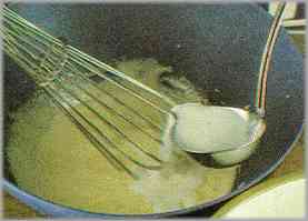 Para preparar el helado de vainilla, batir las yemas con el azúcar y la leche hervida, añadiendo un bastoncillo de vainilla.