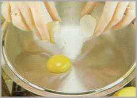 Poner en un recipiente dos huevos enteros y cuatro yemas más.