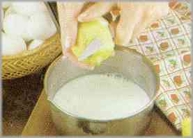 Poner la leche en una cacerola a hervir con una piel de limón. Sacar la piel cuando se retire del fuego la leche.