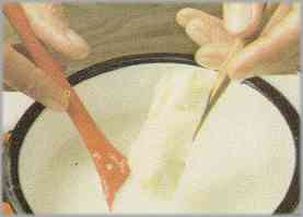 Hervir en una cacerola la leche, un vaso de agua y parte de la mantequilla.