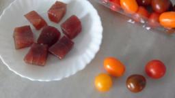 Por último, cortamos los cherry en dos y, ensartamos cada mitad sobre un taco de atún marinado.