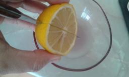 Al día siguiente separamos su jugo y le añadimos algunas gotas del zumo del limón.