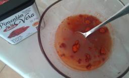 Una vez mezclado añadimos el pimentón dulce, si lo deseamos añadimos algo de picante y removemos.