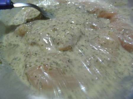 alpimentar, agregar el ajo y perejil picado, un poquito de orégano, mezclar bien. Introducir el pollo que quede sumergido en la pasta llevar a la heladera por un rato.