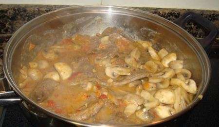 Llevar a ebullición y dejar cocer lentamente unos diez minutos . Agregar el caldo y continuar la cocción unos 40 minutos , hasta que la carne esté tierna. La salsa se puede pasar por el chino ó por el turmix.