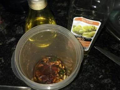 Una vez tostado, añadir aceite de oliva, sal, pimentón rojo, vinagre, pimienta negra y los picatostes. Triturar todo.
