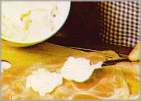 Poner ensaladilla sobre cada loncha de jamón y enrollarlas. Adornar la fuente con pepinillos, aceitunas, limón... y meterla en el frigorífico no sin antes cubrirla con una capa de gelatina.