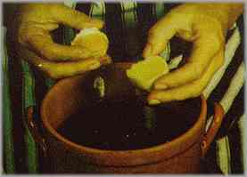 Calentar el caldo, añadiendo la clara de un huevo. Cuando comienze a hervir, retirar la cacerola y dejarla enfriar.