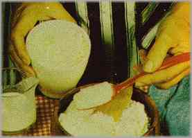 Añadir dos cucharadas de queso parmesano y remover hasta lograr una crema. 