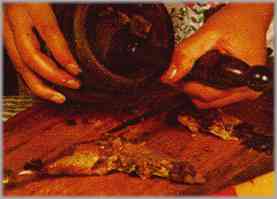Mazar la carne en el mortero hasta que resulte muy blanda.