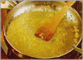 Para preparar el escabeche sofreir la cebolla triturada en una sartén con abundante aceite hirviendo.