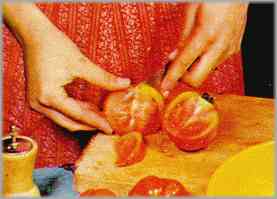 Cortar en trocitos la endivia, en tiras los pimientos y en trozos los tomates. Pelar las frutas y trocearlas.