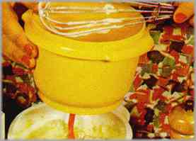 Montar la nata en un recipiente aparte e incorporarla a la salsa.