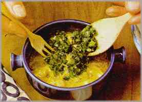 Por último, preparar un picadillo de cebolla y perejil e incorporarlo a la salsa.