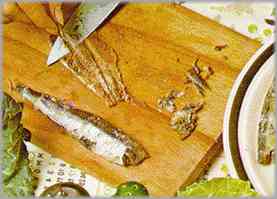 Apartar algunos filetes enteros de anchoas para adornar al final la ensalada.