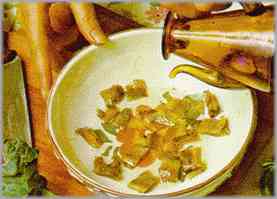 Dejar reposar los trocitos de anchoas con aceite de oliva durante media hora.