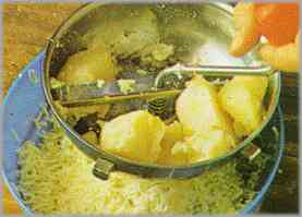 Hervir las patatas y, una vez enfriadas, pelarlas y pasarlas por un pasapuré.