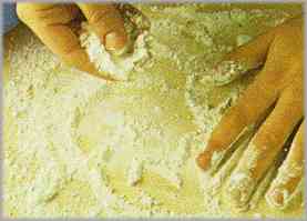 Espolvorear una superficie lisa con harina y preparar en ella las croquetas.