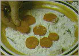 Poner en un plato harina y rebozar las zanahorias. Sacudirlas para que eliminen el exceso de harina.