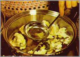 Agregar un cucharón de agua utilizada para cocer la coliflor y esperar a que se evapore.