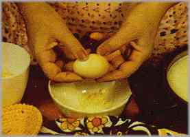 Batir un huevo, combinarlo con el queso rallado y después pasarlo a la crema. Servir muy caliente con los trozos de coliflor que se aparten previamente y trozos de pan frito.