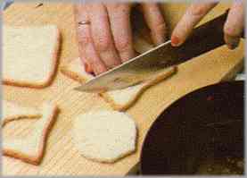 Mientras se calienta la crema, cortar el pan en forma redonda.