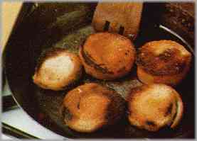 Calentar un poco de aceite y freír el pan, poniéndolo después en el fondo de los platos soperos.