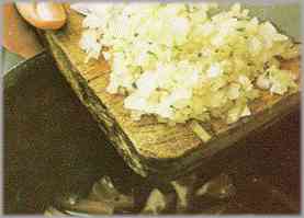 Poner en una sartén aceite y mantequilla para hacer un sofrito con la panceta, el basilisco y la cebolla triturada.