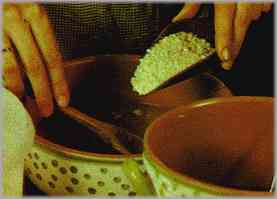 Completar con el arroz, sal y pimienta, dejando que se haga lentamente.