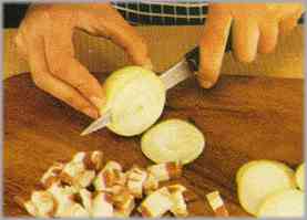 Cortar la panceta en cuadraditos. Pelar la cebolla y hacer lo mismo.