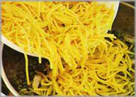 Incorporar los espaguetis a la sartén para que tomen sabor. Ayudar con una cuchara de madera para que se combinen. Servir caliente.