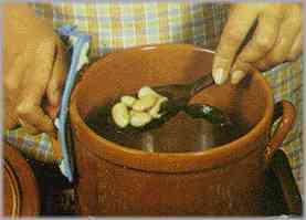 Poner las judías con bastante agua, un poco de sal y una hoja de laurel.