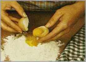 Para la pasta, amasar la harina, combinándola con el huevo, una pizca de sal y un poco de agua templada. Formar un bola.