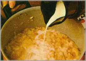 Añadir la leche, hervida, para formar una crema espesa, pero no demasiado.